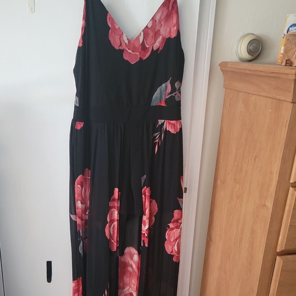 Beautiful summer dress with built in shorts.